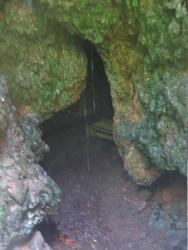 looking into the nice hot cave (Pahoa)